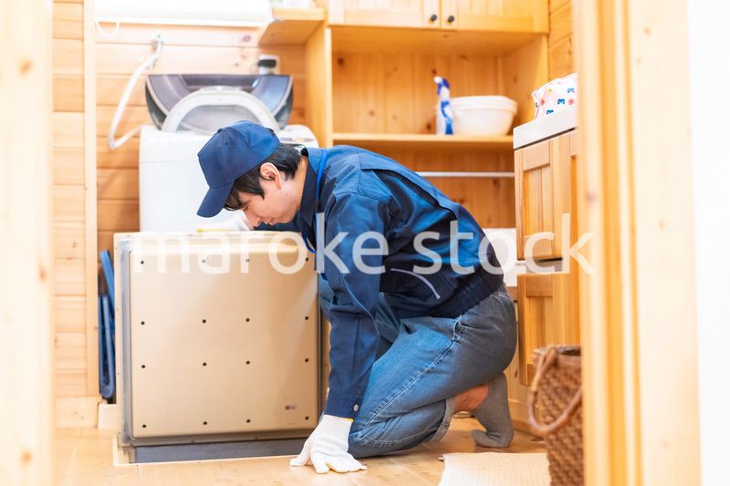 床下点検をする技術スタッフ