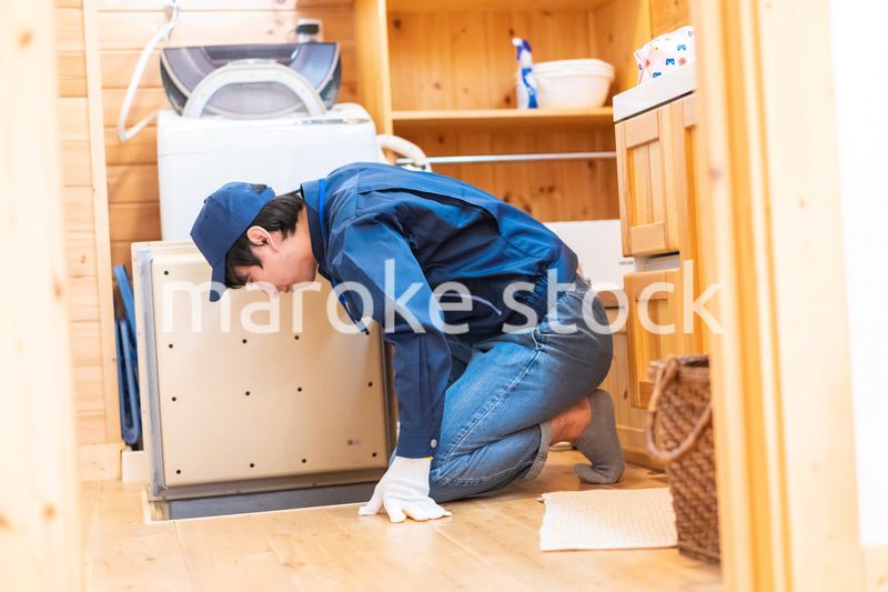 床下点検をする技術スタッフ