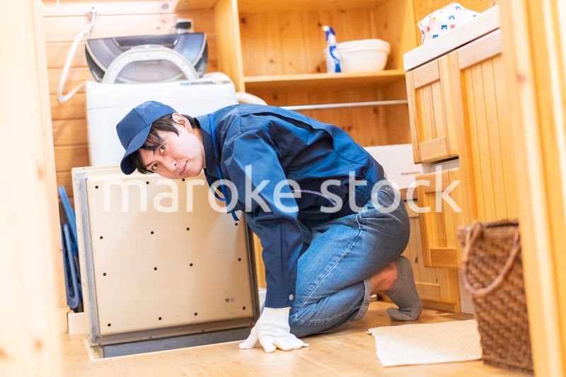 床下点検をする技術スタッフ