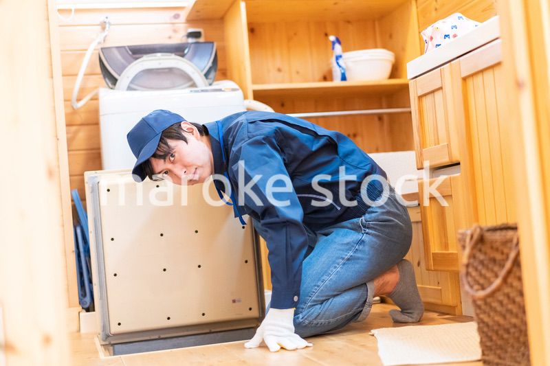 床下点検をする技術スタッフ