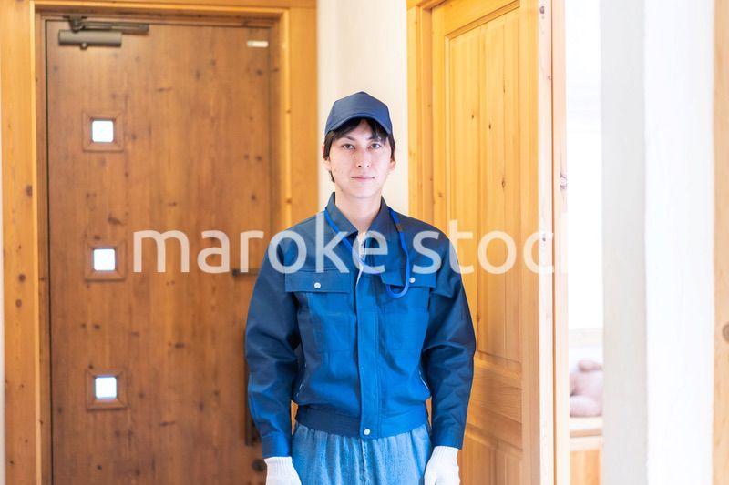 訪問営業をする業者の男性