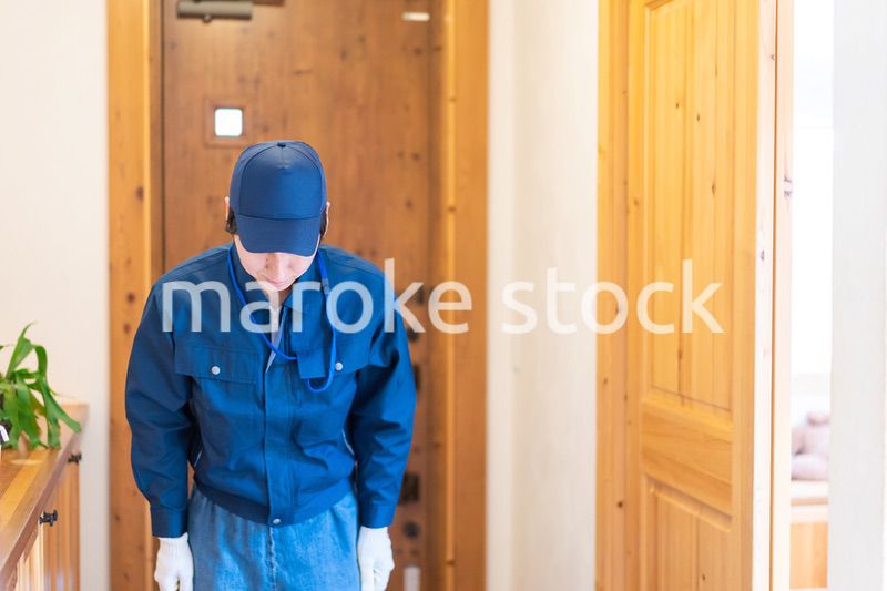 訪問営業をする業者の男性