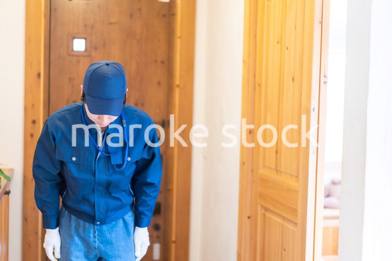 訪問営業をする業者の男性