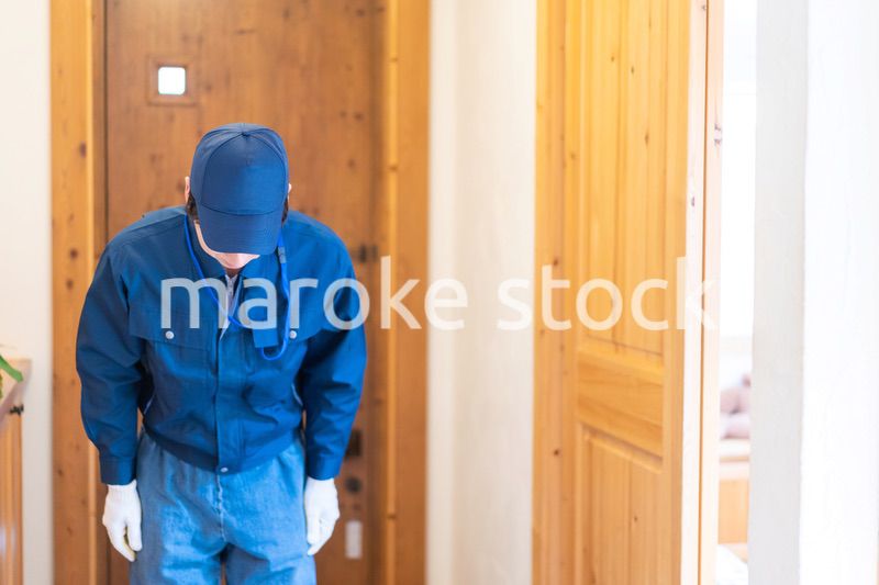 訪問営業をする業者の男性