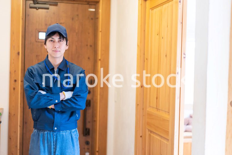 訪問営業をする業者の男性