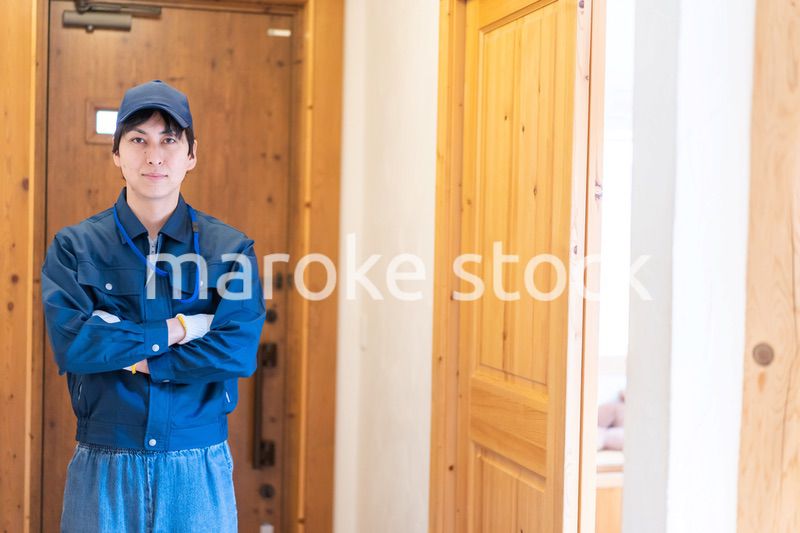 訪問営業をする業者の男性