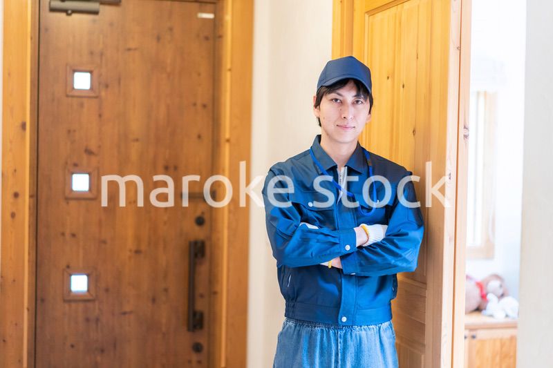 訪問営業をする業者の男性