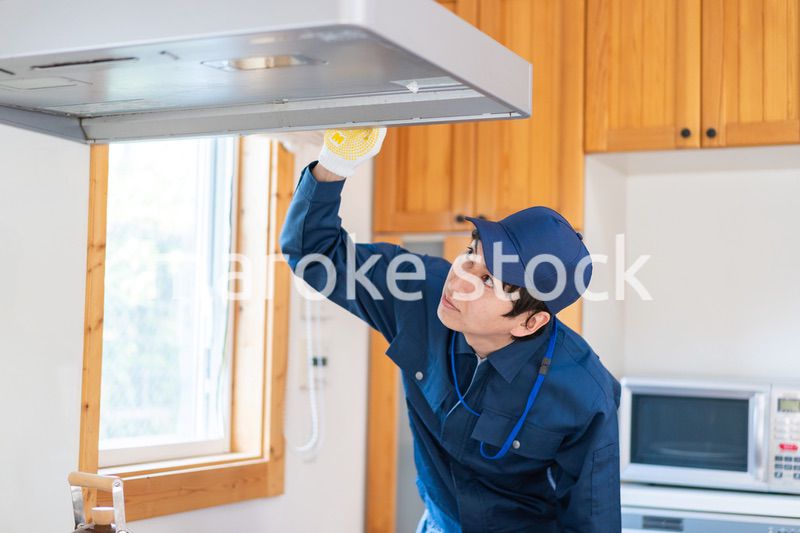 キッチンのメンテナンスをする技術スタッフ