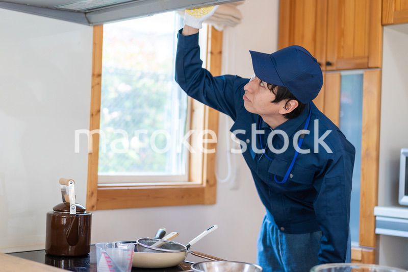 キッチンのメンテナンスをする技術スタッフ