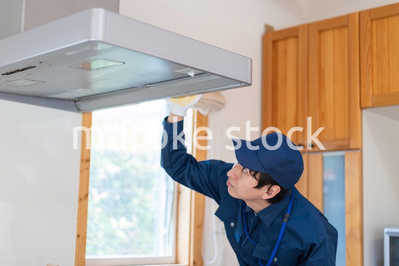 キッチンのメンテナンスをする技術スタッフ