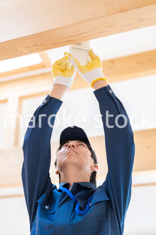 電気設備のメンテナンスをする技術スタッフ