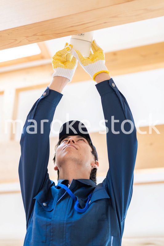 電気設備のメンテナンスをする技術スタッフ