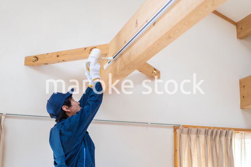 電気設備のメンテナンスをする技術スタッフ