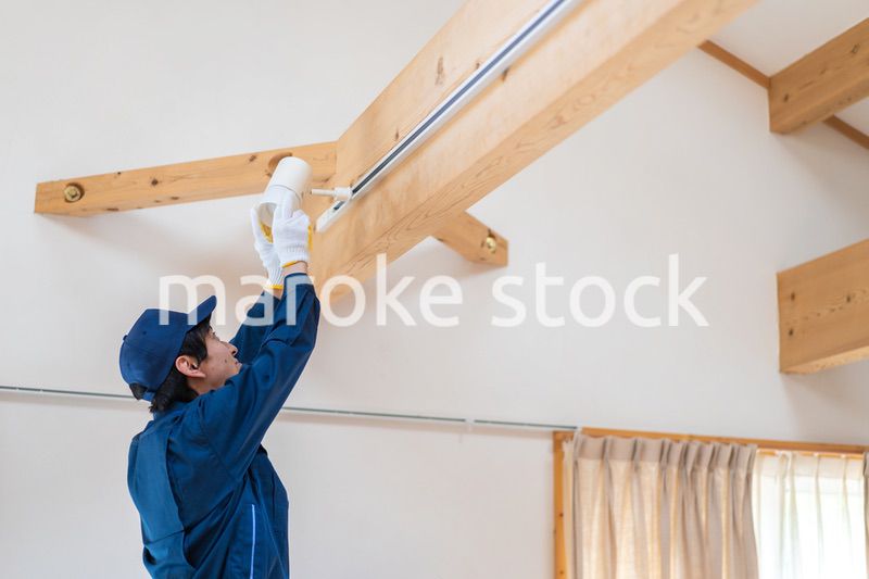 電気設備のメンテナンスをする技術スタッフ