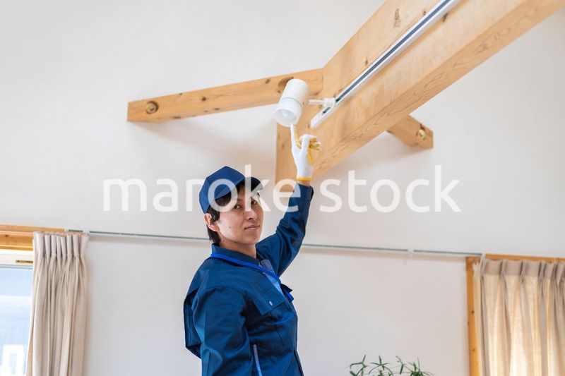 電気設備のメンテナンスをする技術スタッフ