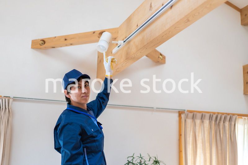 電気設備のメンテナンスをする技術スタッフ