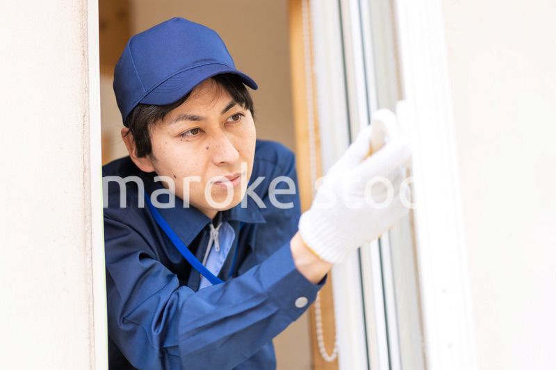 窓のメンテナンスをする技術スタッフ
