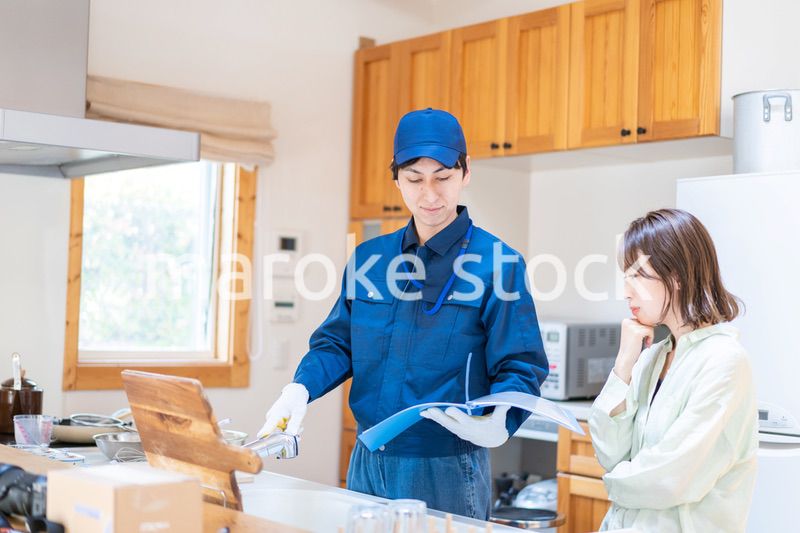 業者に家のメンテナンスをしてもらう女性