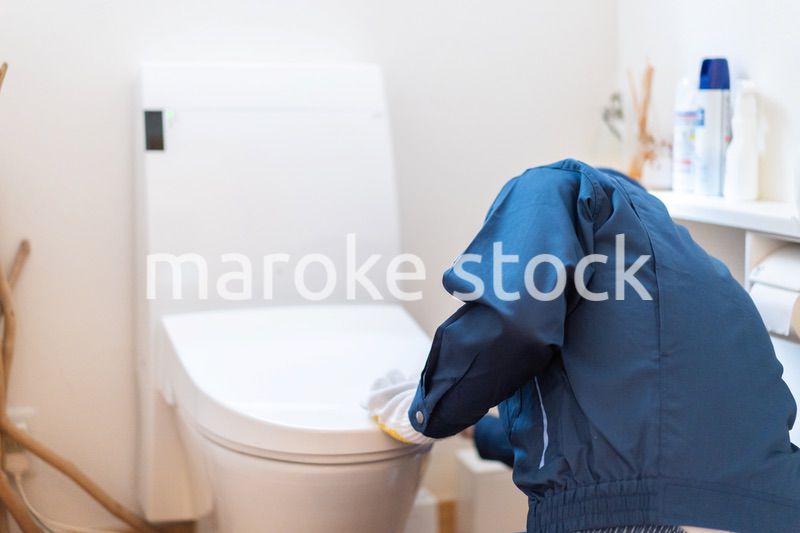 トイレのメンテナンスをする技術者