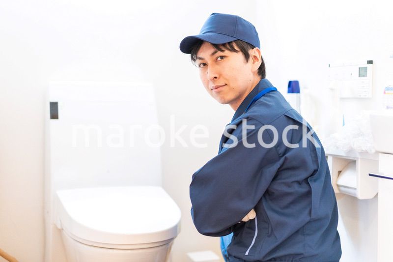 トイレのメンテナンスをする技術者
