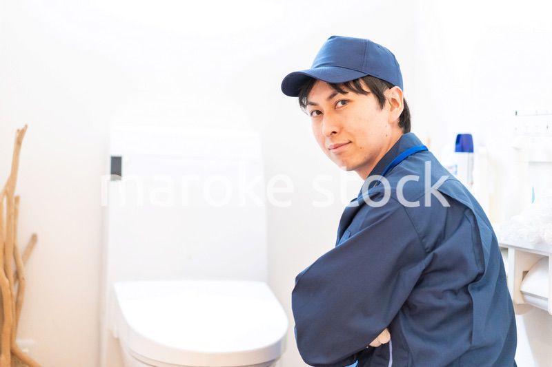 トイレのメンテナンスをする技術者