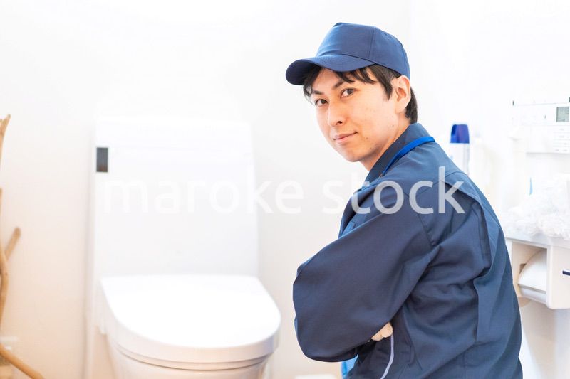 トイレのメンテナンスをする技術者