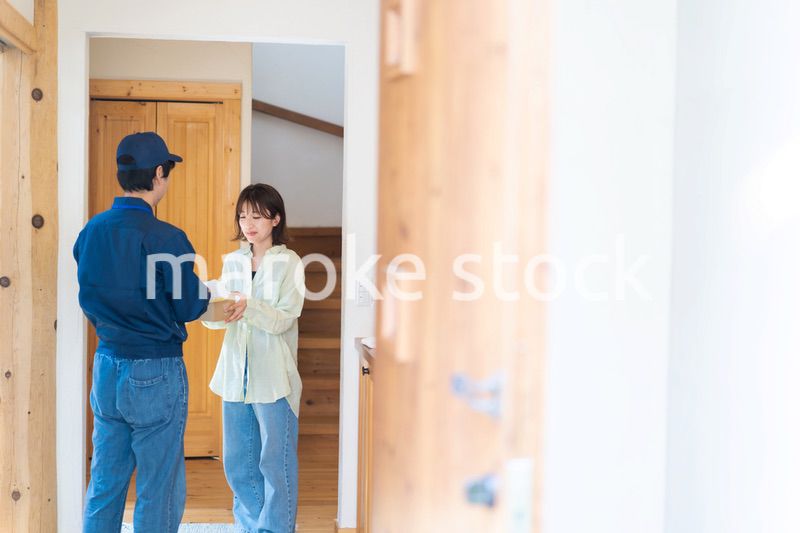 宅配便・デリバリーを受け取る若い女性