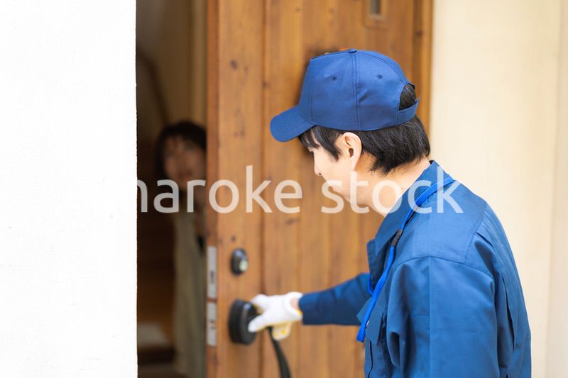 宅配便・デリバリーを受け取る若い女性