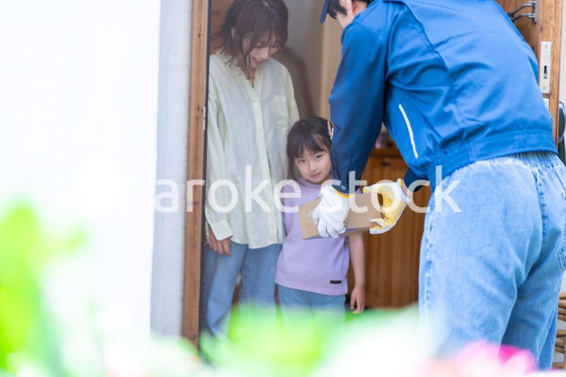 プレゼントの宅配便を受け取る小さな女の子