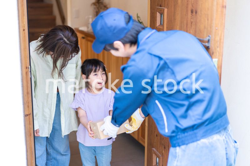 プレゼントの宅配便を受け取る小さな女の子