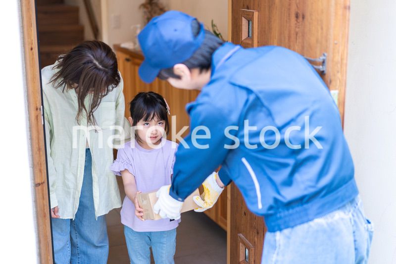 プレゼントの宅配便を受け取る小さな女の子