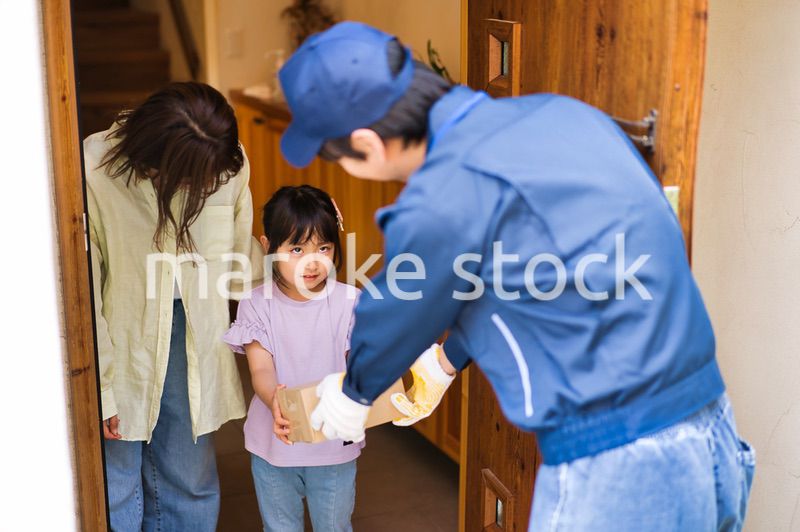 宅配便を受け取るお母さんと子ども