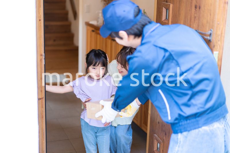 プレゼントの宅配便を受け取る小さな女の子