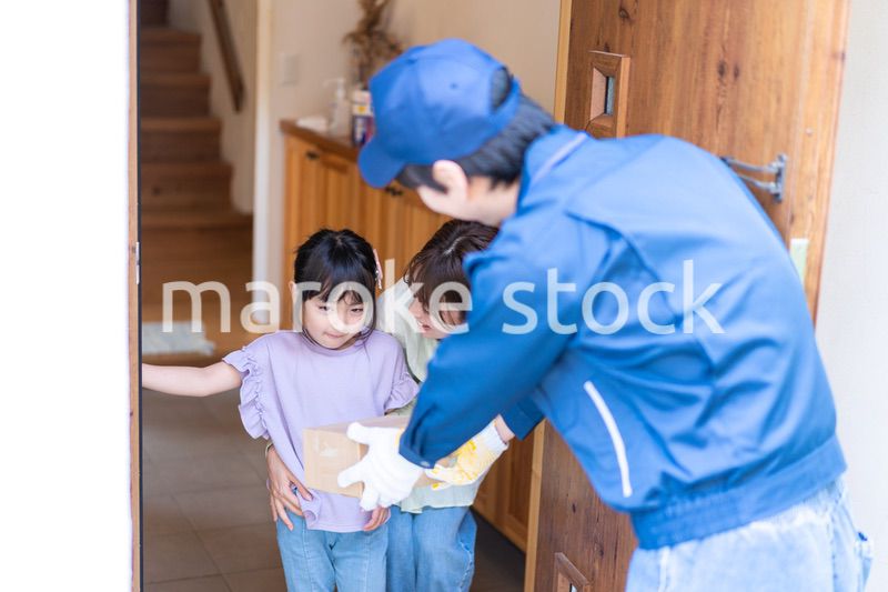 プレゼントの宅配便を受け取る小さな女の子