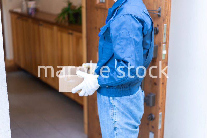 爽やかな雰囲気の宅配便デリバリースタッフ