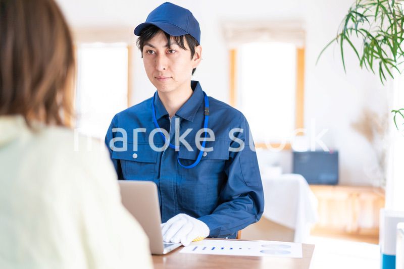 建築業者の見積もりを聞く女性