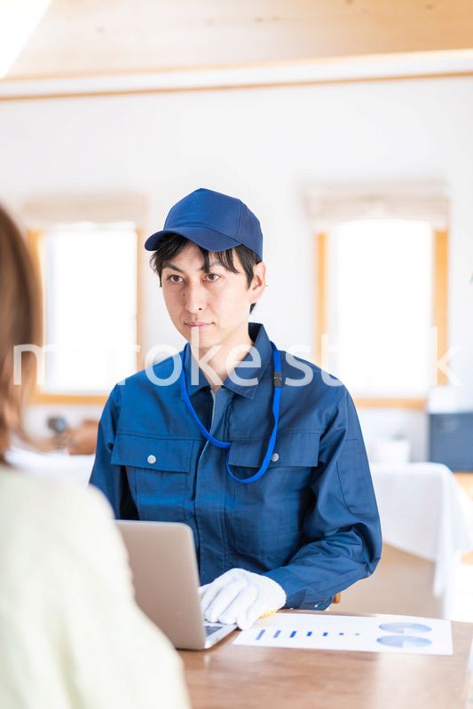 建築業者の見積もりを聞く女性