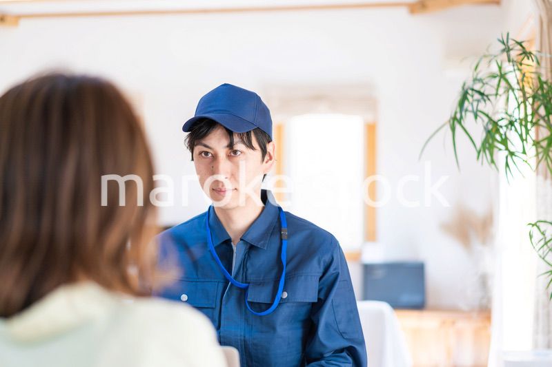 建築業者の見積もりを聞く女性