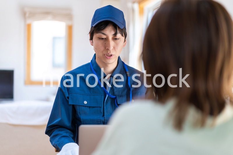 建築業者の見積もりを聞く女性