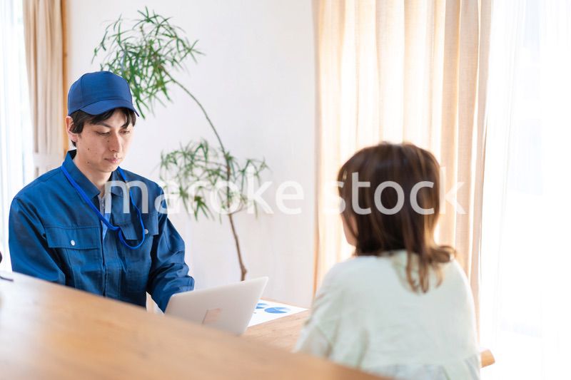 建築業者の見積もりを聞く女性