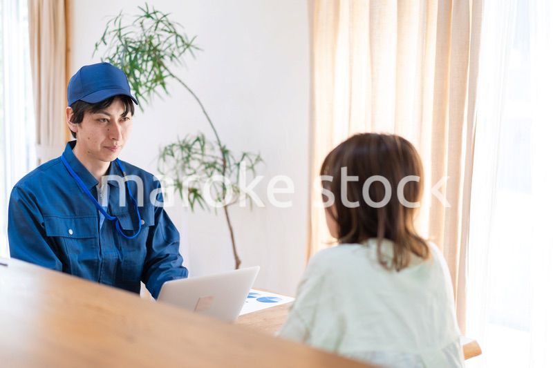 建築業者の見積もりを聞く女性