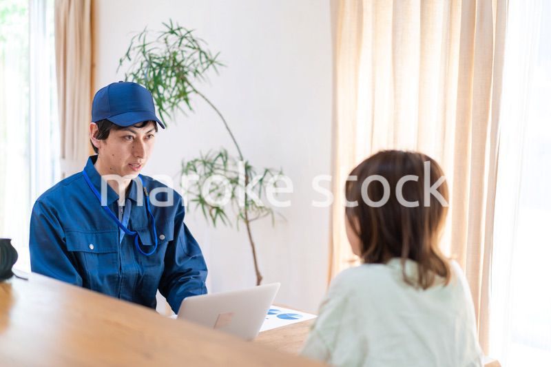 建築業者の見積もりを聞く女性