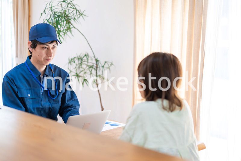 建築業者の見積もりを聞く女性