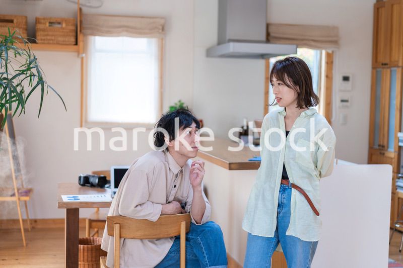 おうちで過ごす若いカップル