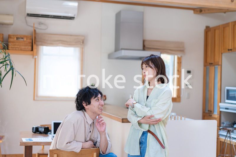 おうちで過ごす若いカップル