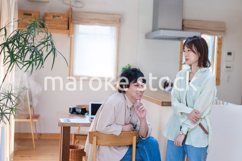 おうちで過ごす若いカップル