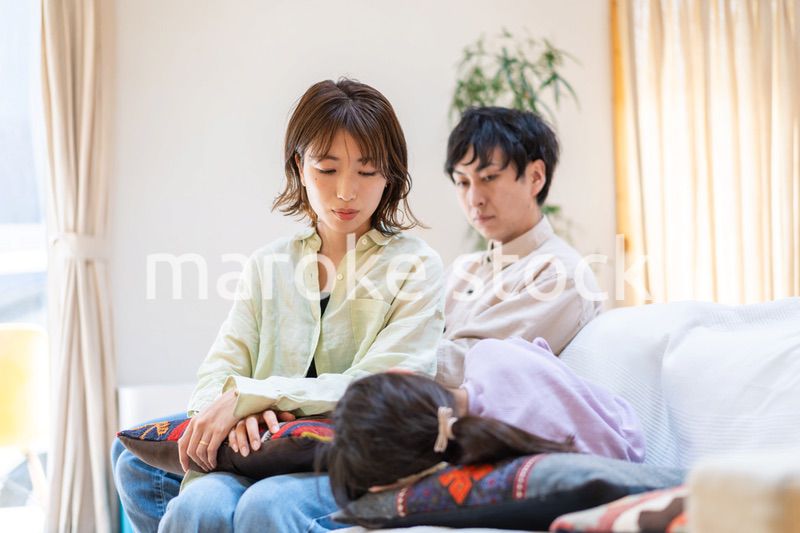 おうちで仲良く過ごす家族