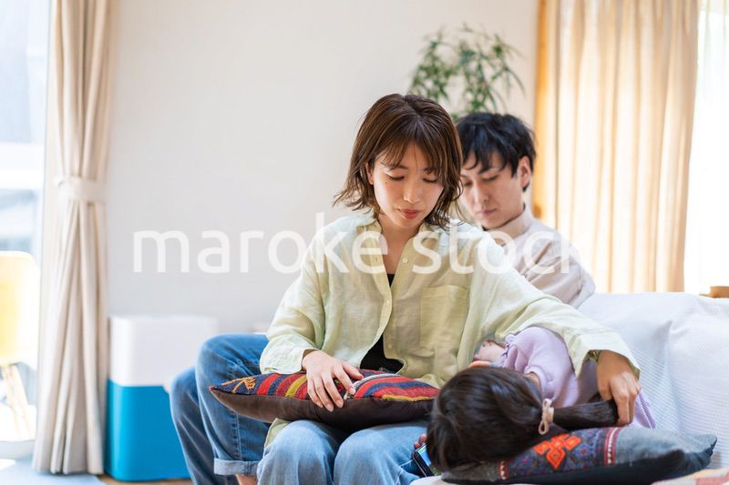 おうちで仲良く過ごす家族