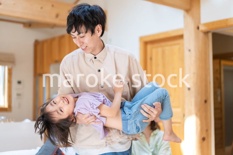 おうちで仲良く過ごす家族