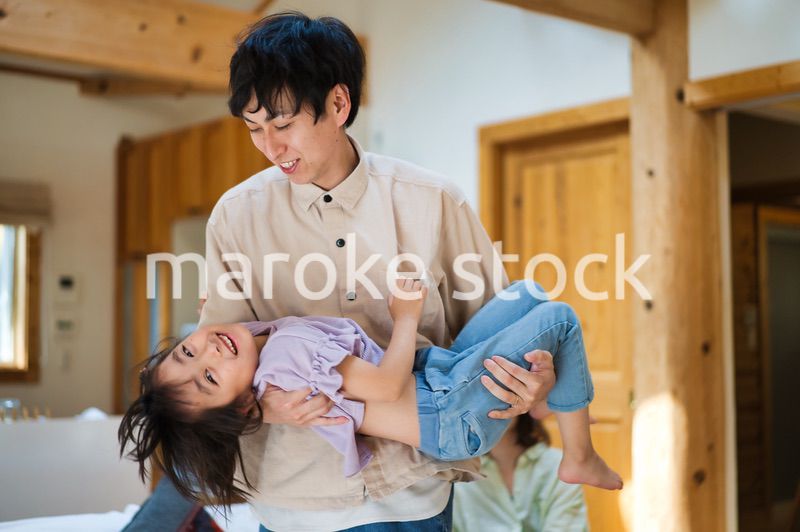 おうちで仲良く遊ぶ幸せなファミリー